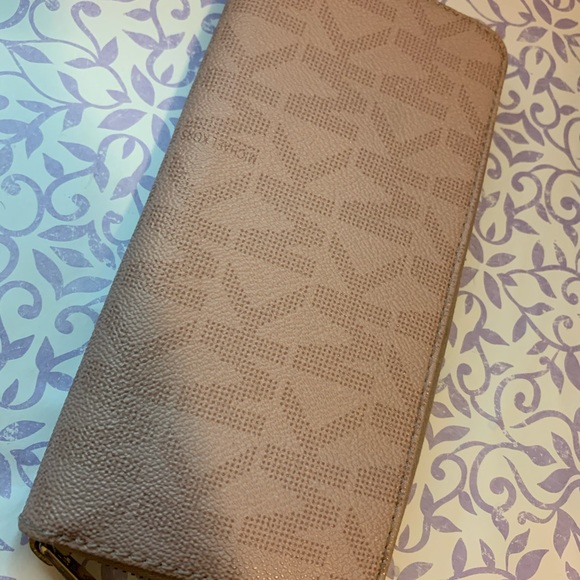 Michael Kors Long Wallet - Picture 4 of 5